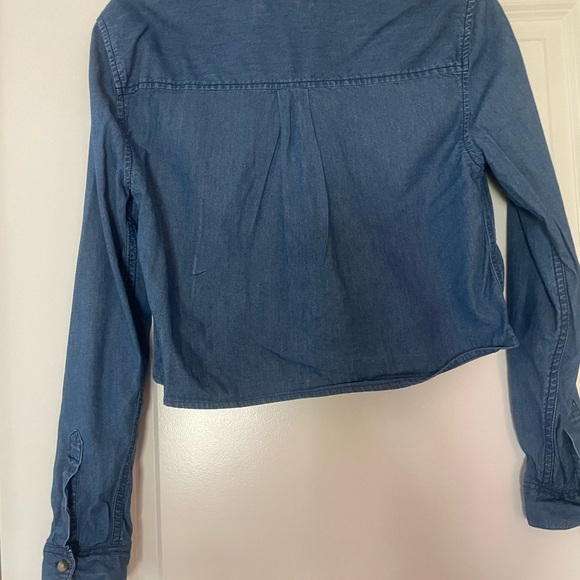 Forever 21 Women’s Cropped Denim Button Down Shirt - Picture 6 of 10